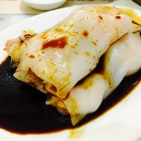 Cheung_Fun_(steamed_rice_noodle_rolls_with)_served_with_soysauce.jpeg