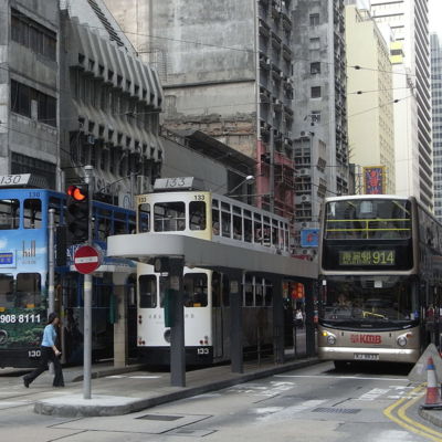 1200px-HK_Sheung_Wan_Tram_Station_KMBus_914_Des_Voeux_Road_Central.jpg