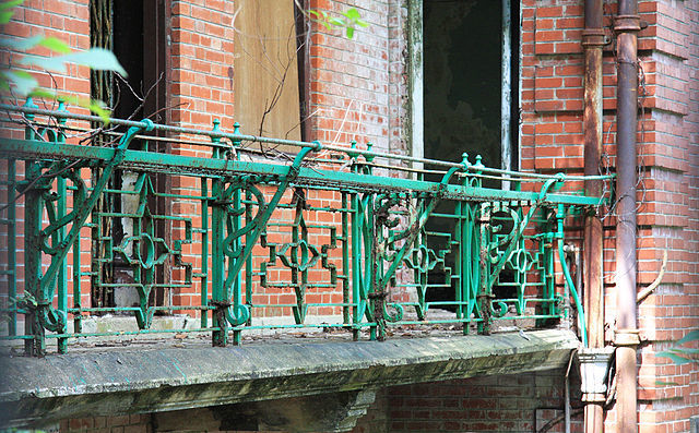 640px-Nam_Koo_Terrace_Ironwork.jpg