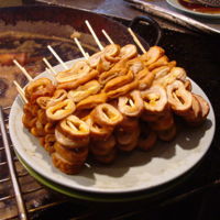 https://upload.wikimedia.org/wikipedia/commons/thumb/a/ae/Fried_pork_intestines.jpg/1200px-Fried_pork_intestines.jpg