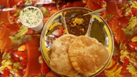 https://upload.wikimedia.org/wikipedia/commons/1/16/Chole_Bhature_on_the_street.jpg