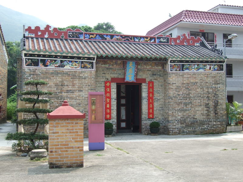 https://upload.wikimedia.org/wikipedia/commons/3/32/TinHauTemple_LungYeukTau.jpg