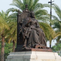 1200px-Statue_of_Victoria_in_Victoria_Park,_Hong_Kong_1.jpg