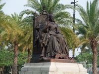 1200px-Statue_of_Victoria_in_Victoria_Park,_Hong_Kong_1.jpg